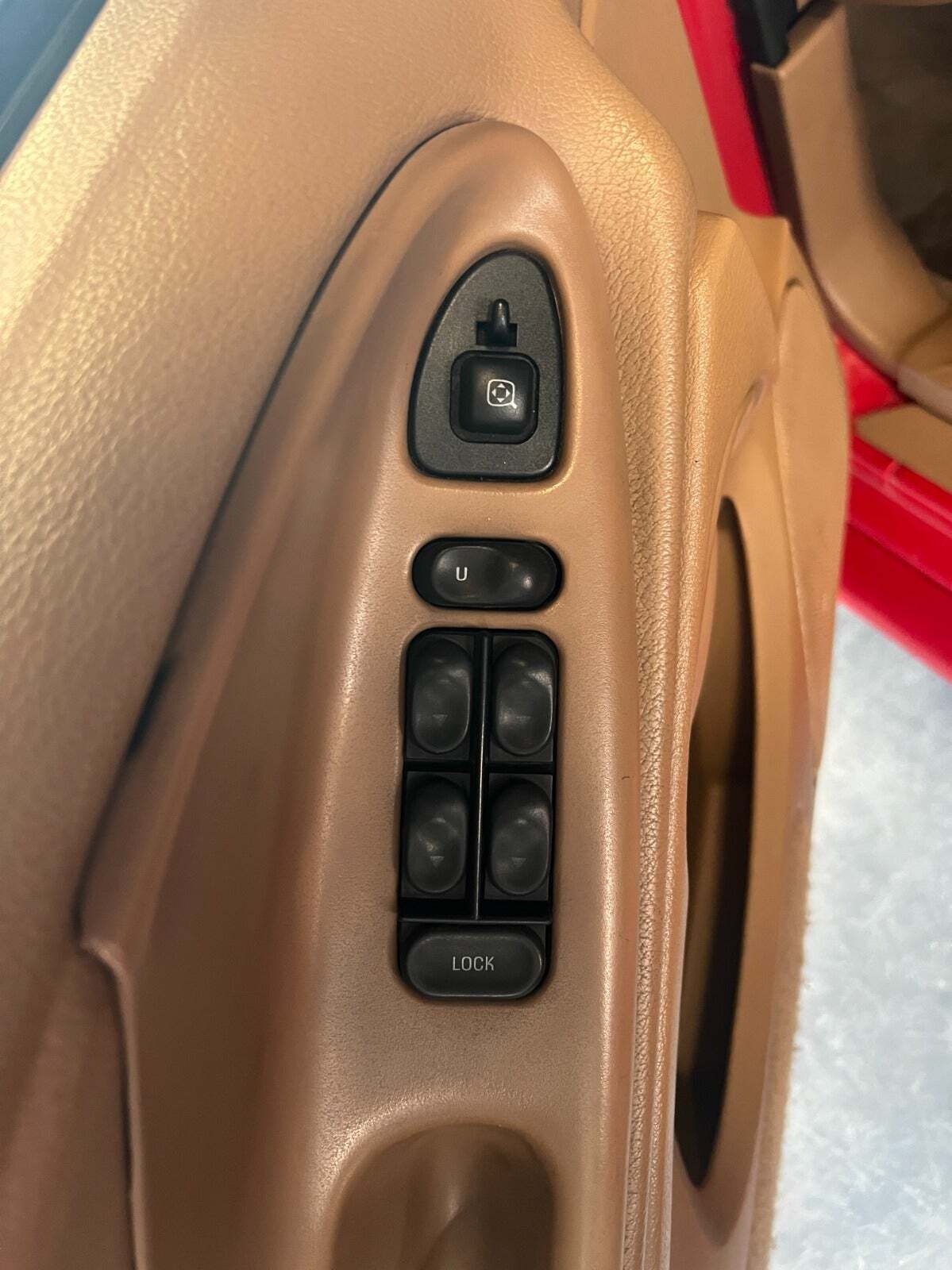 Rød Ford Mustang fra 1998