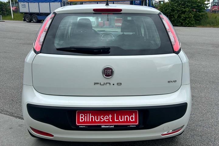Hvid Fiat Punto Evo fra 2010 set udefra