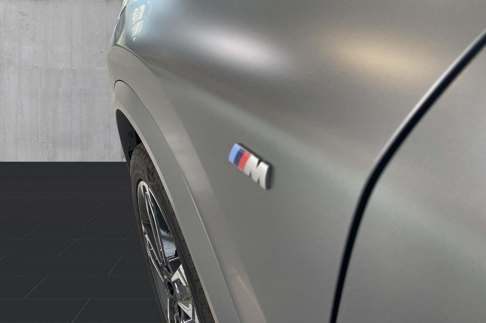 Grå BMW iX2 fra 2024