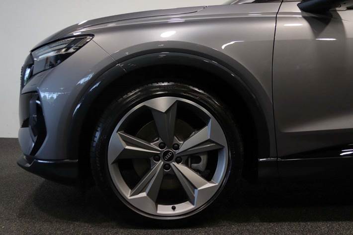 Grå Audi Q4 e-tron fra 2024