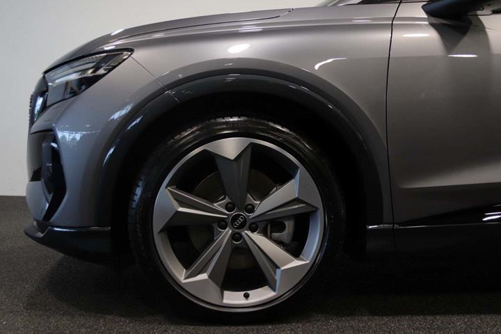 Grå Audi Q4 e-tron fra 2024