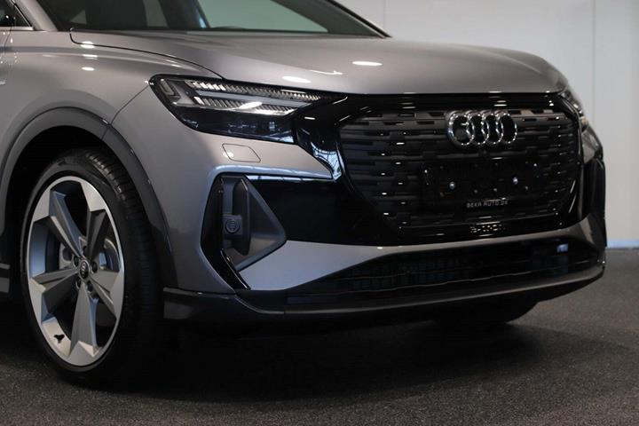 Grå Audi Q4 e-tron fra 2024