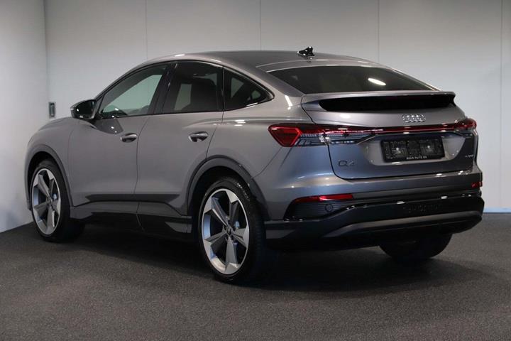 Grå Audi Q4 e-tron fra 2024