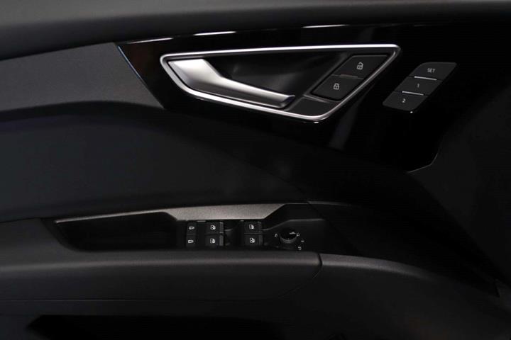 Grå Audi Q4 e-tron fra 2024