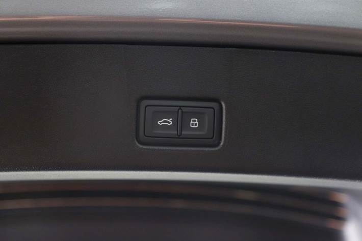 Grå Audi Q4 e-tron fra 2024