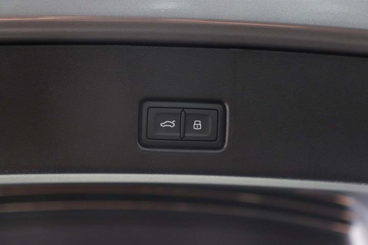 Grå Audi Q4 e-tron fra 2024