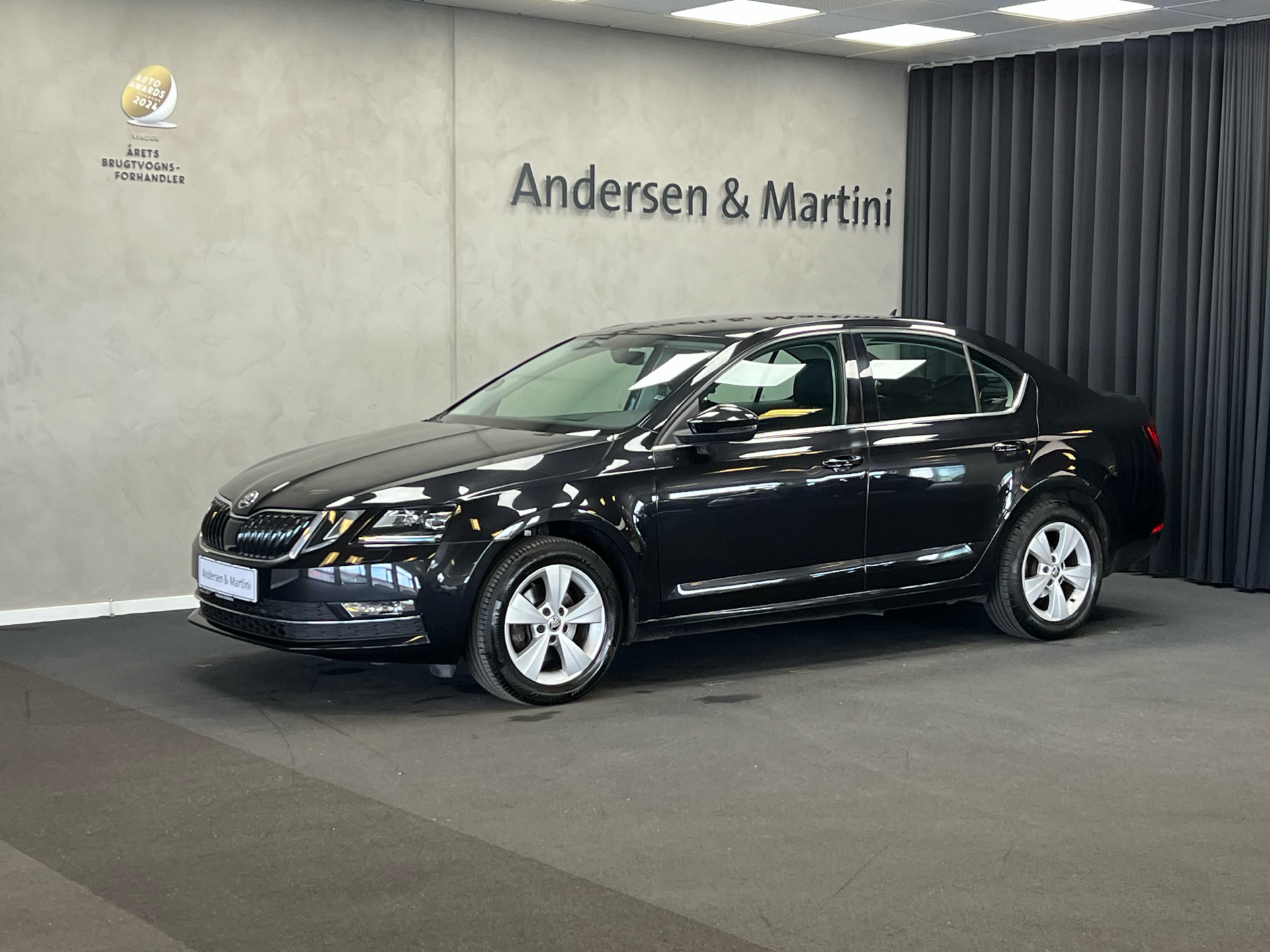 Sort Skoda Octavia fra 2019 set udefra