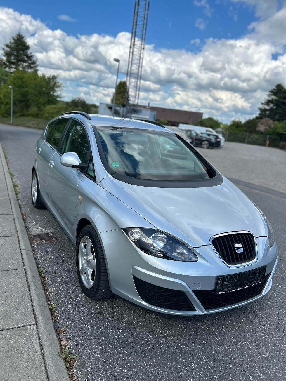 Sølv Seat Altea XL fra 2009 set udefra