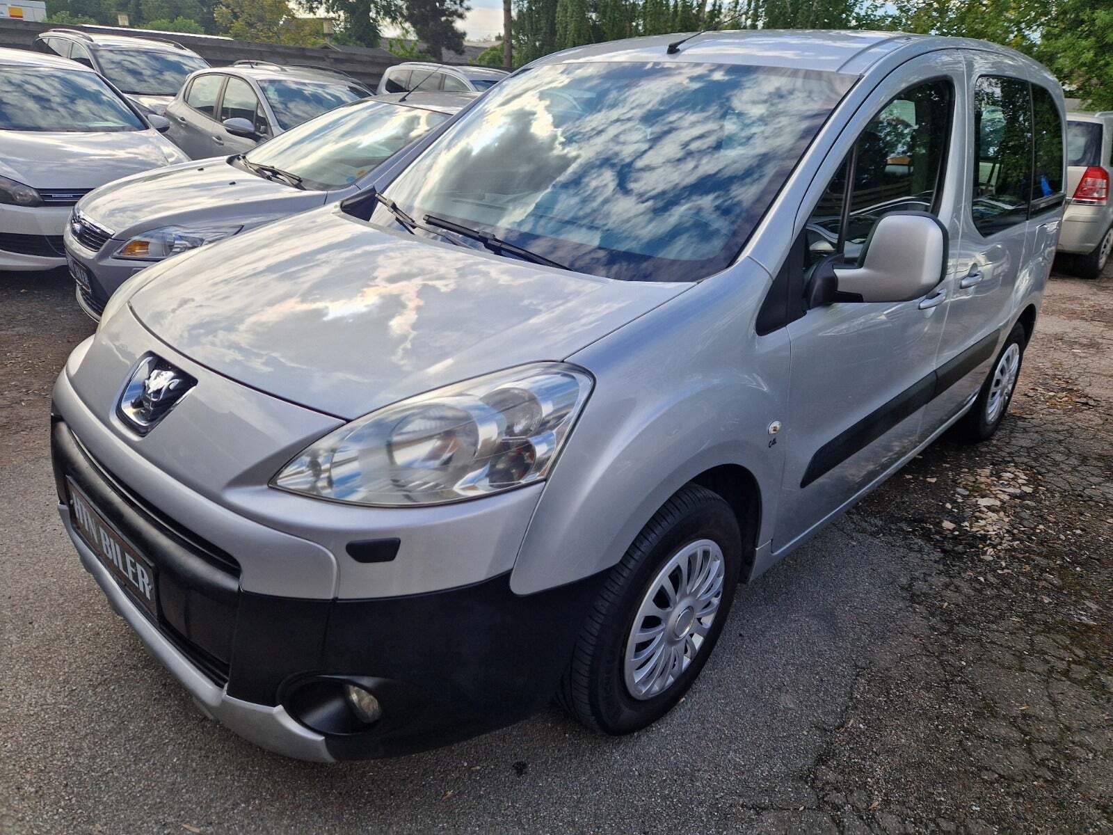 Sølv Peugeot Partner Tepee fra 2011 set udefra