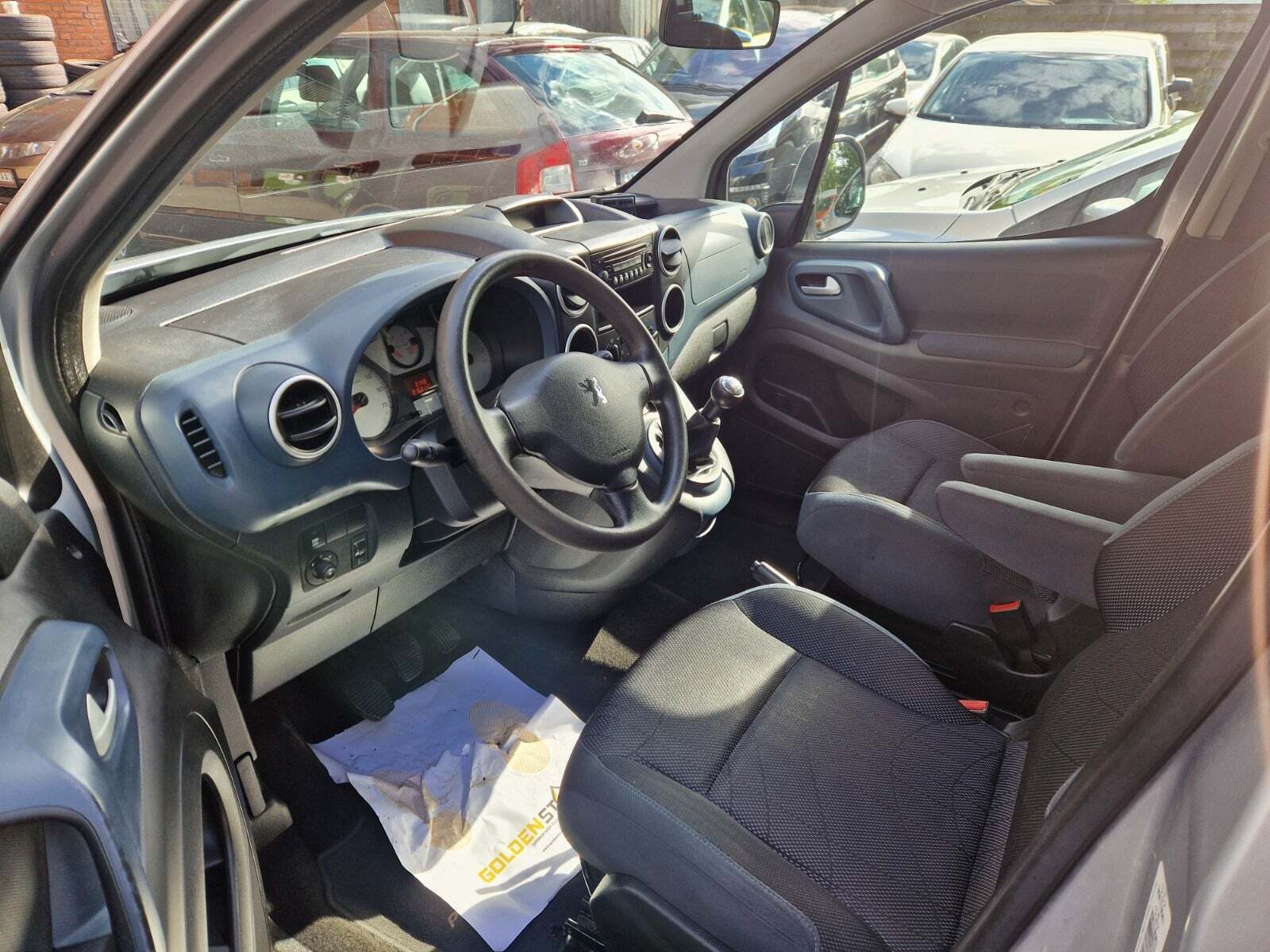 Sølv Peugeot Partner Tepee fra 2011 set indefra