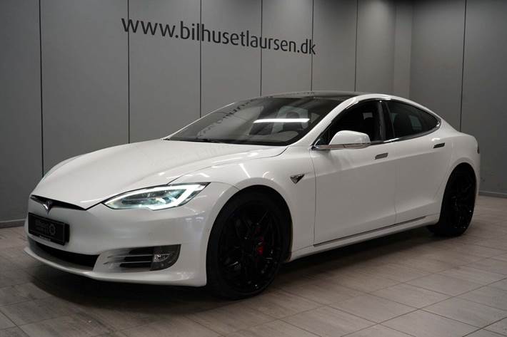 Hvid Tesla Model S fra 2019 set udefra