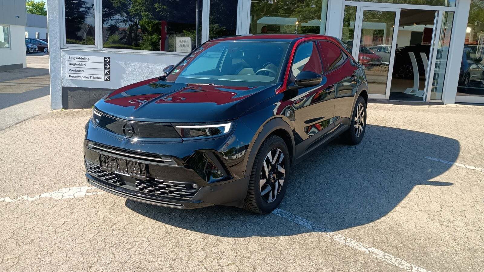 Sort Opel Mokka-e fra 2023 set udefra