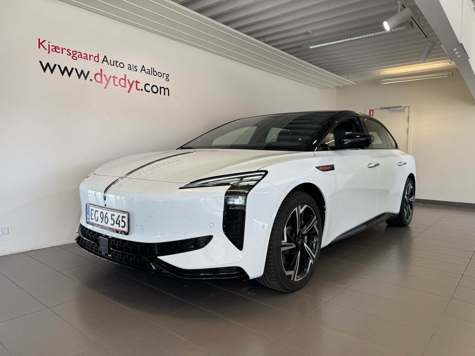 Hvid Hongqi EH7 fra 2025 set udefra