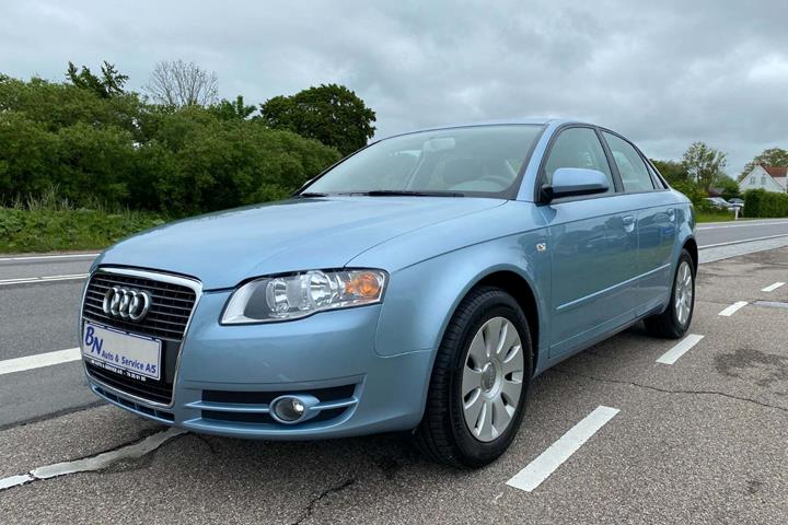 Blå Audi A4 fra 2005 set udefra