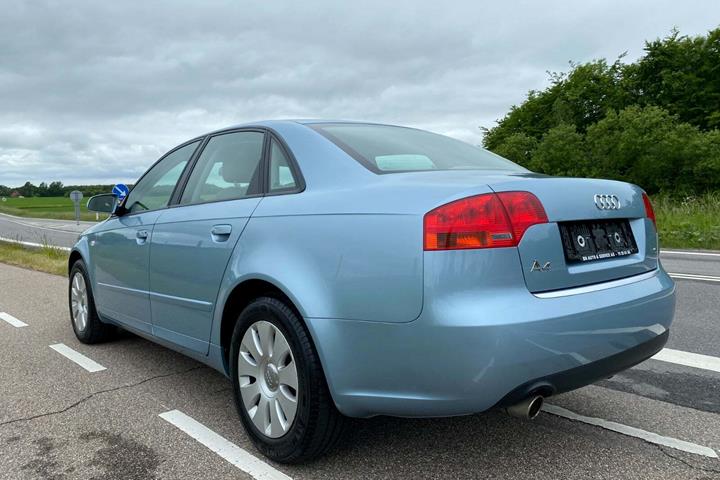 Blå Audi A4 fra 2005