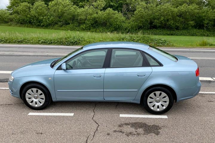 Blå Audi A4 fra 2005