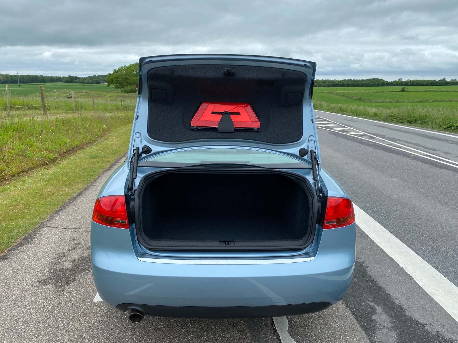 Blå Audi A4 fra 2005