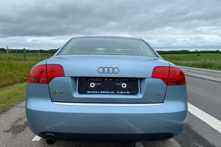 Blå Audi A4 fra 2005