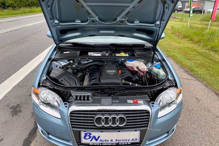 Blå Audi A4 fra 2005