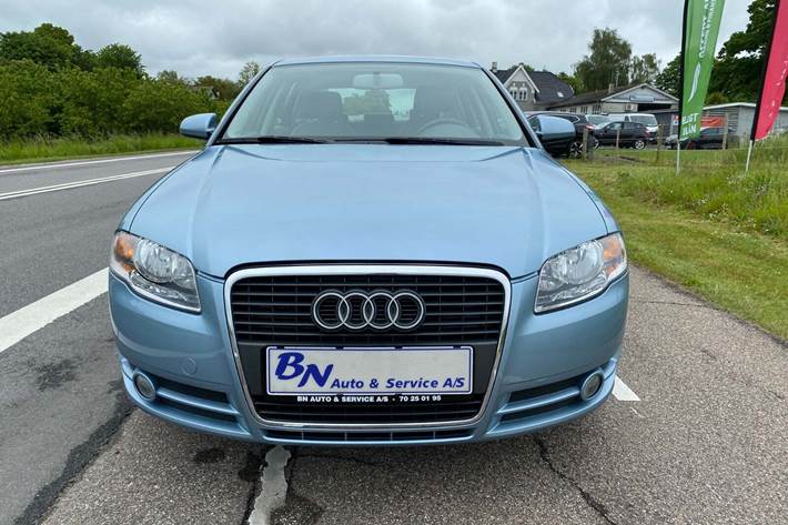 Blå Audi A4 fra 2005
