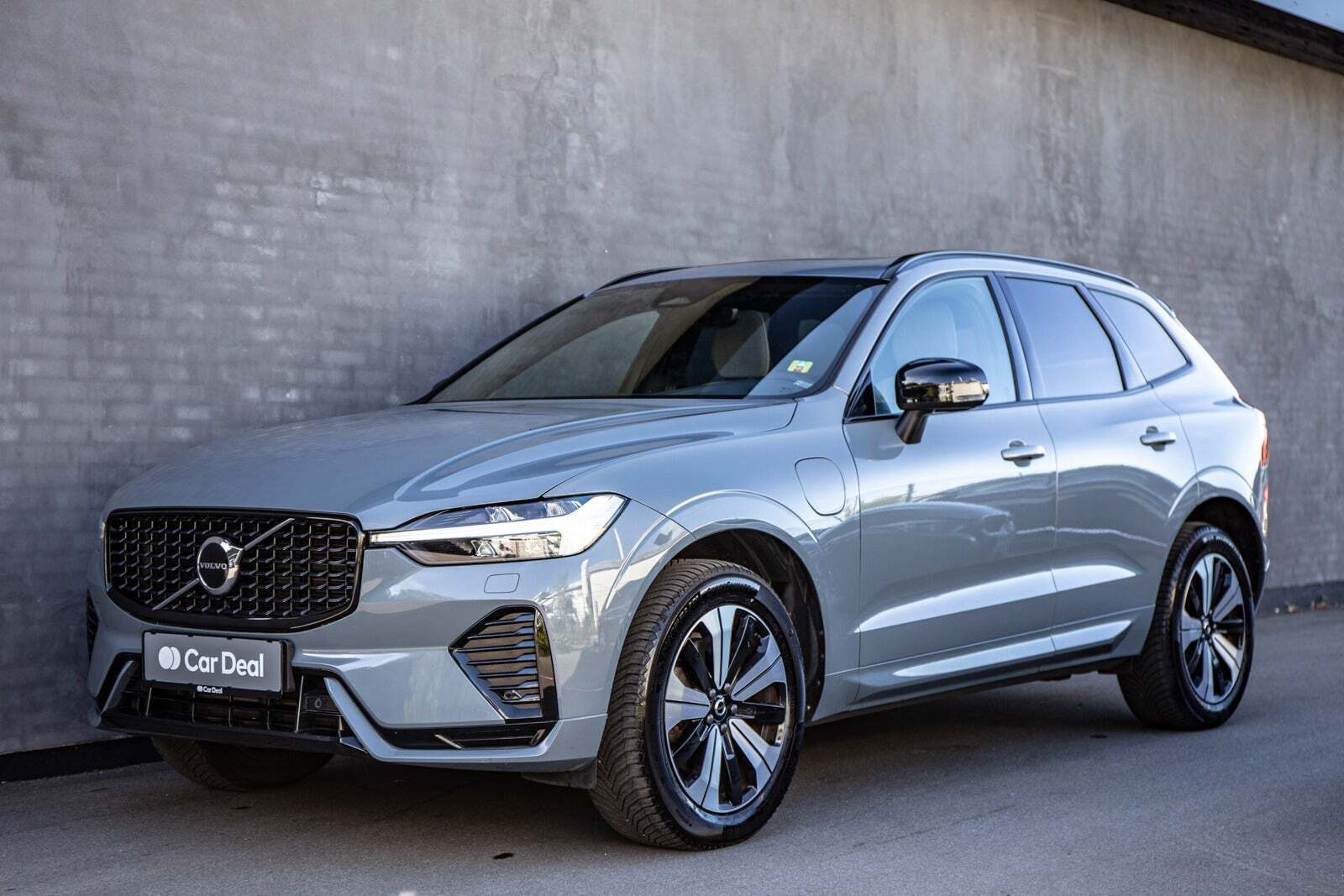 Grå Volvo XC60 fra 2023 set udefra
