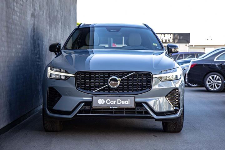 Grå Volvo XC60 fra 2023