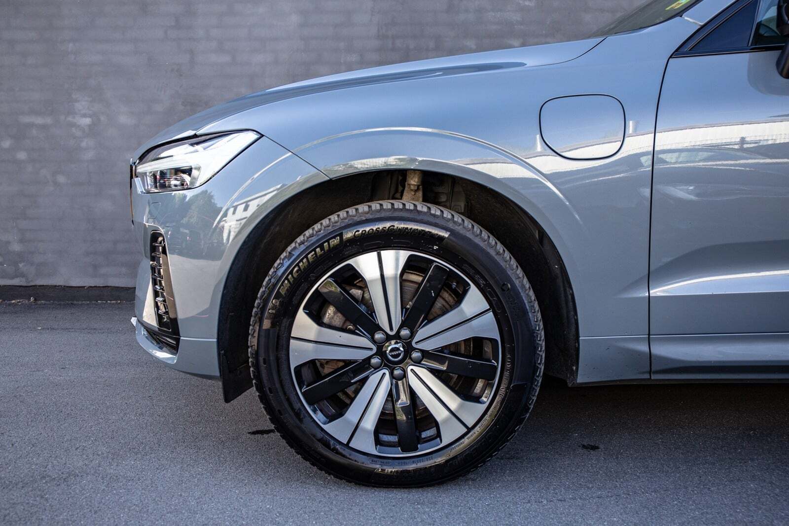 Grå Volvo XC60 fra 2023