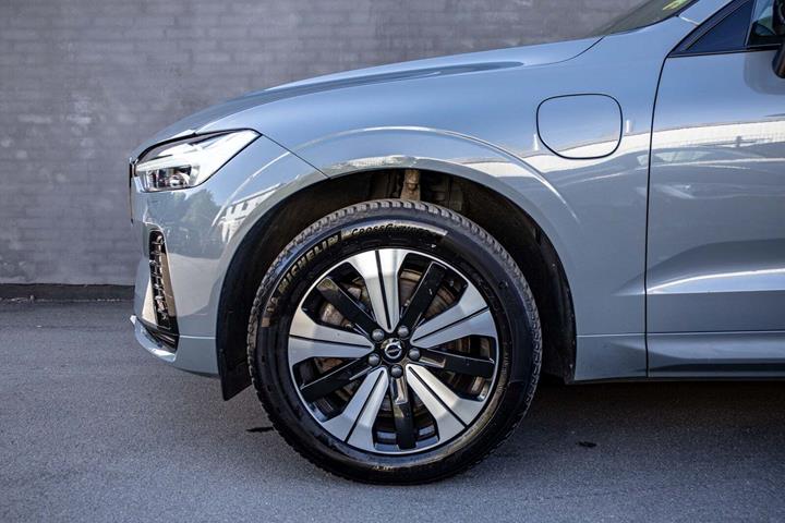 Grå Volvo XC60 fra 2023