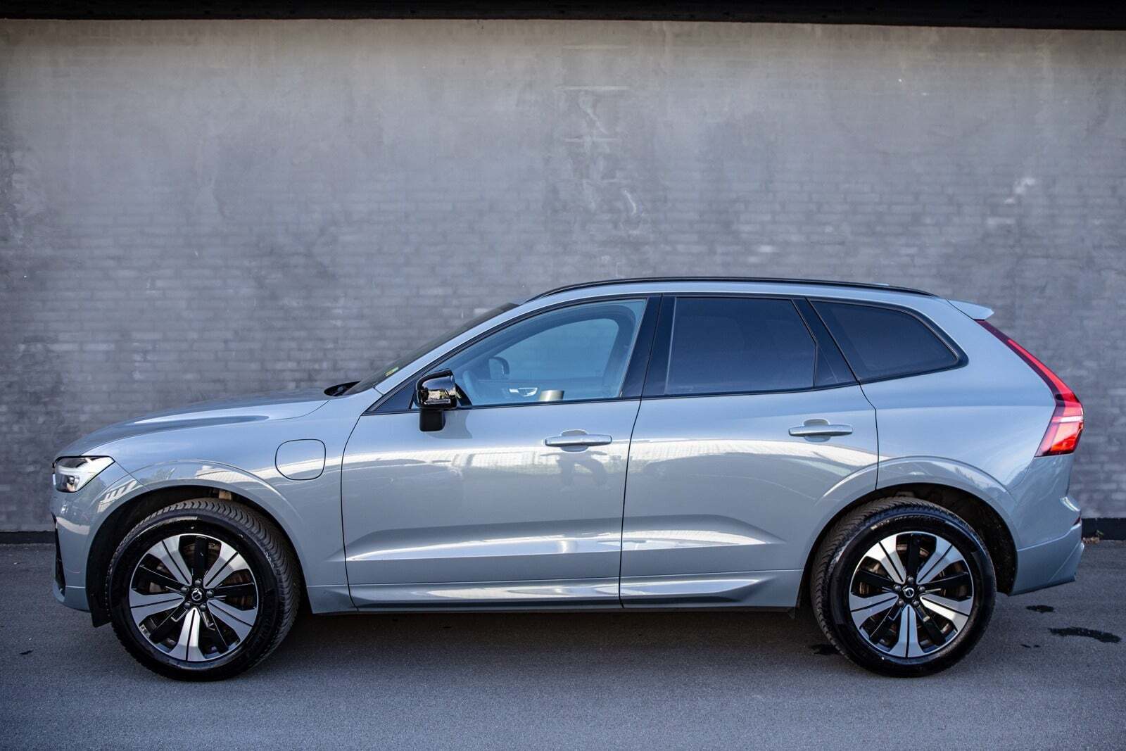 Grå Volvo XC60 fra 2023