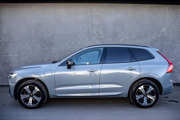 Grå Volvo XC60 fra 2023