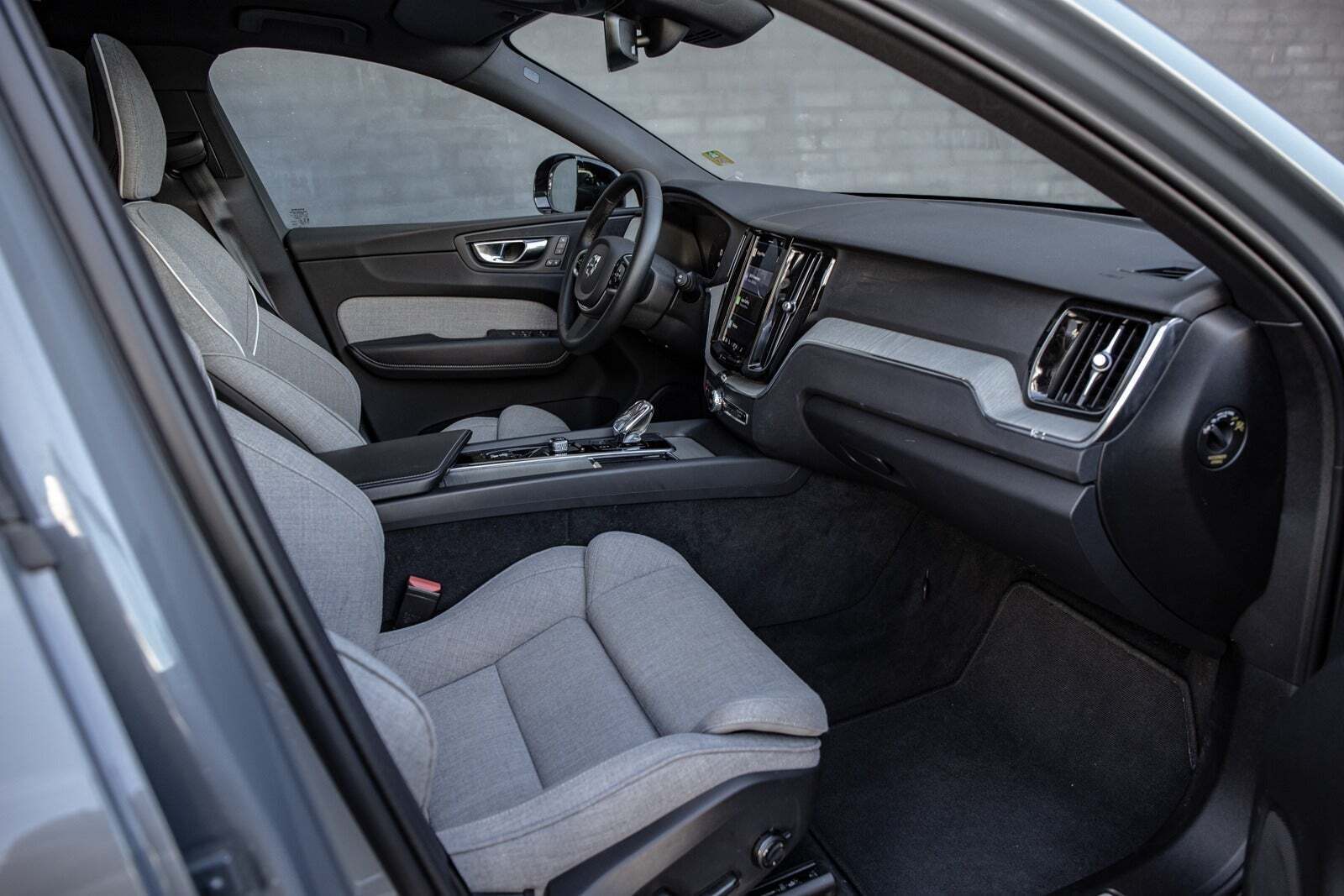 Grå Volvo XC60 fra 2023