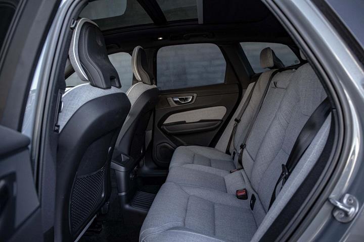 Grå Volvo XC60 fra 2023