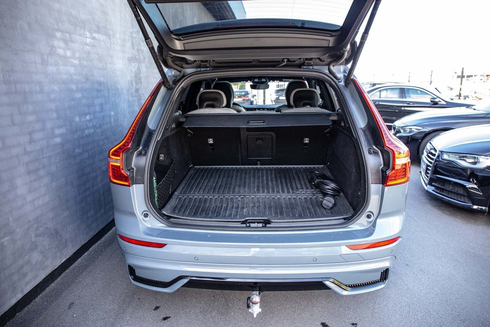 Grå Volvo XC60 fra 2023