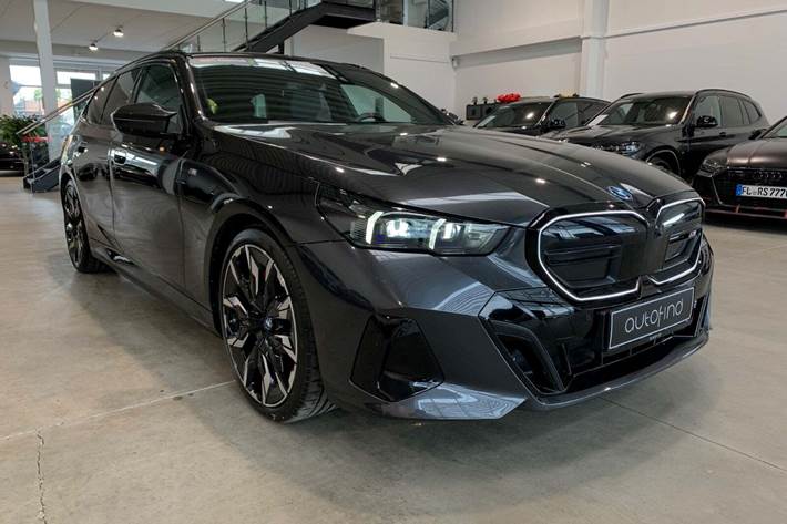 Grå BMW i5 fra 2024 set udefra