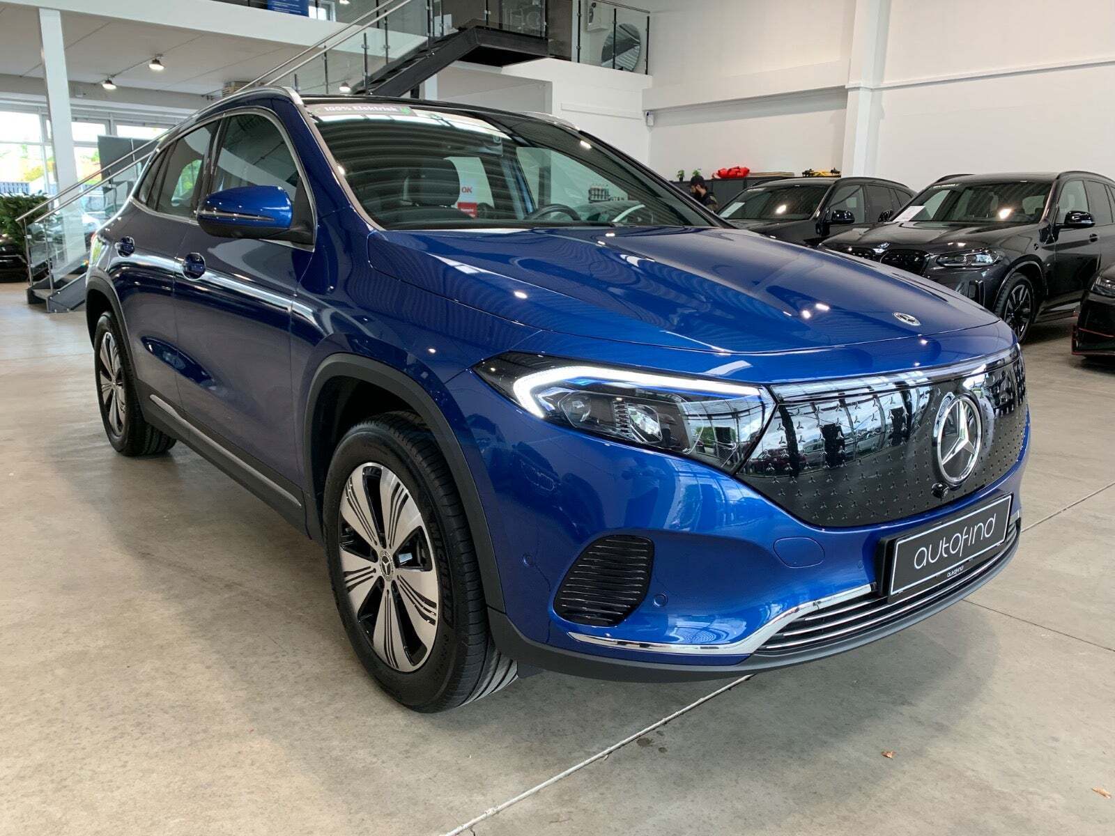 Blå Mercedes EQA250 fra 2024 set udefra