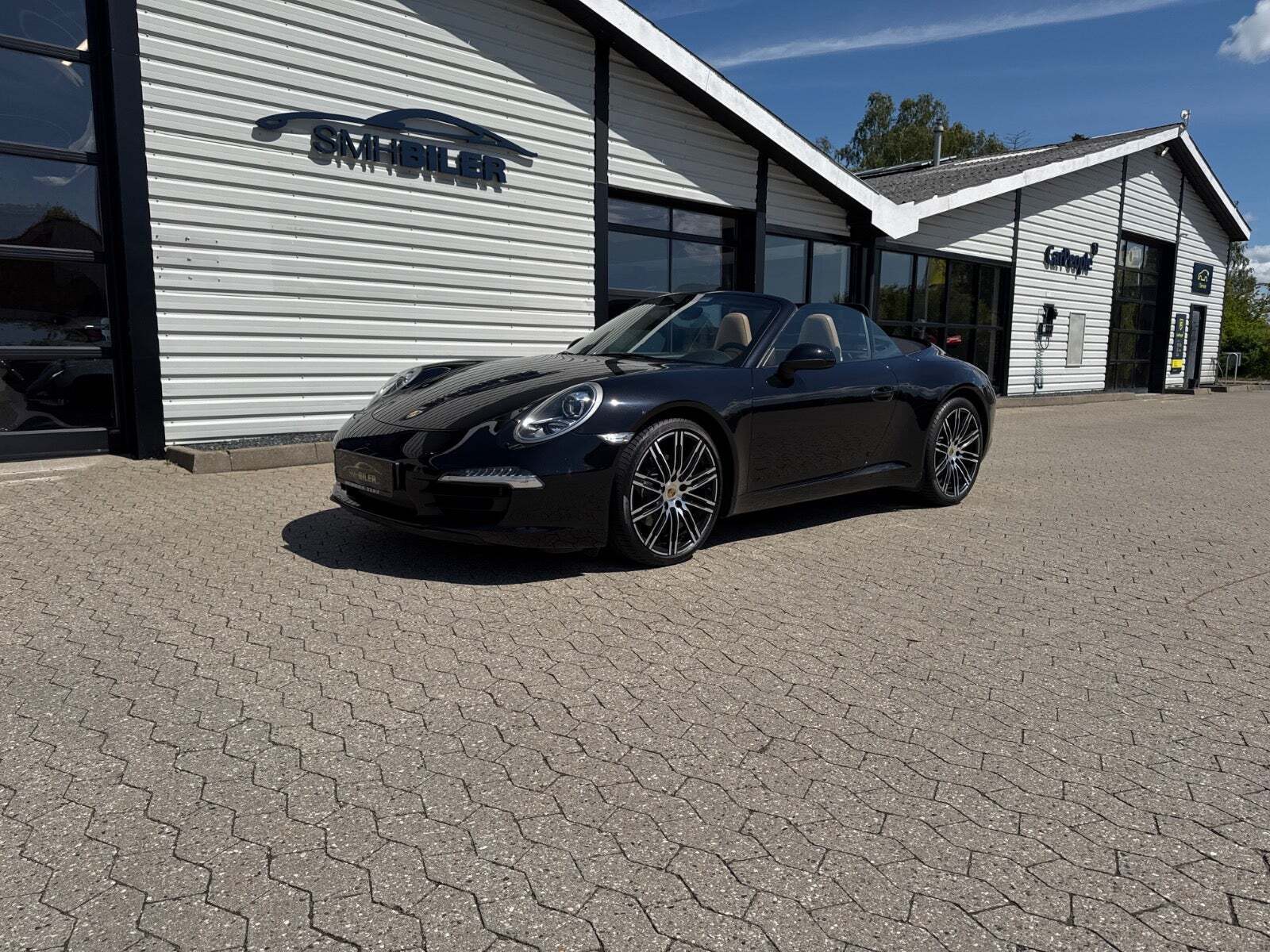 Sort Porsche 911 Carrera fra 2015 set udefra