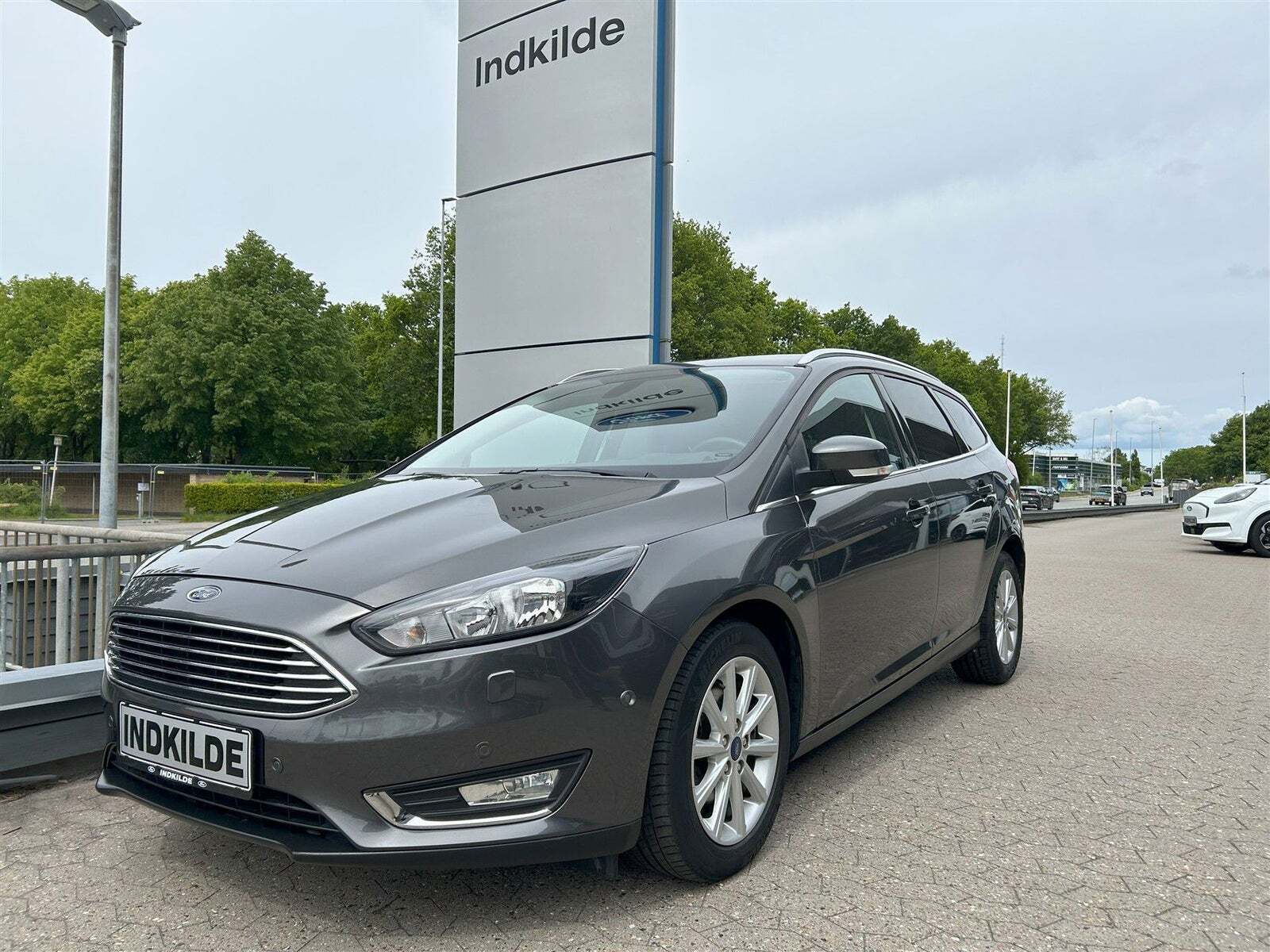 Grå Ford Focus fra 2018 set udefra