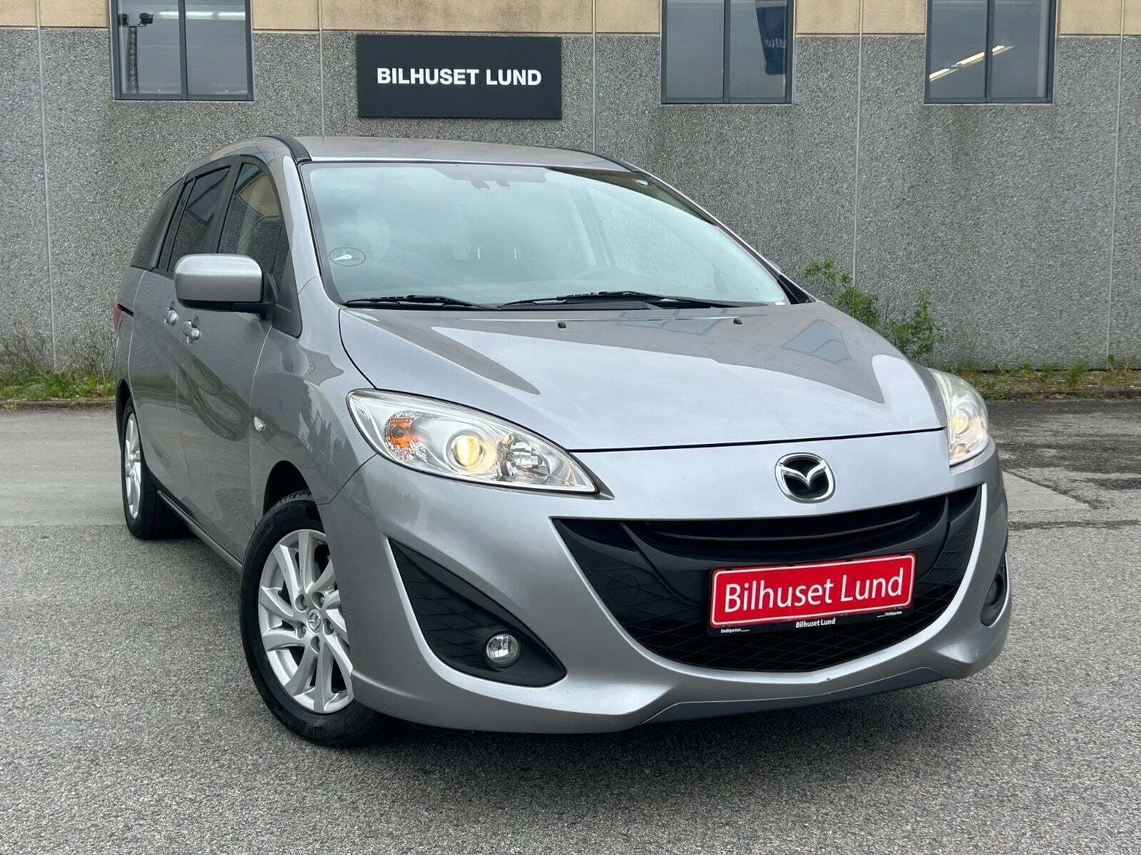 Grå Mazda 5 fra 2012 set udefra