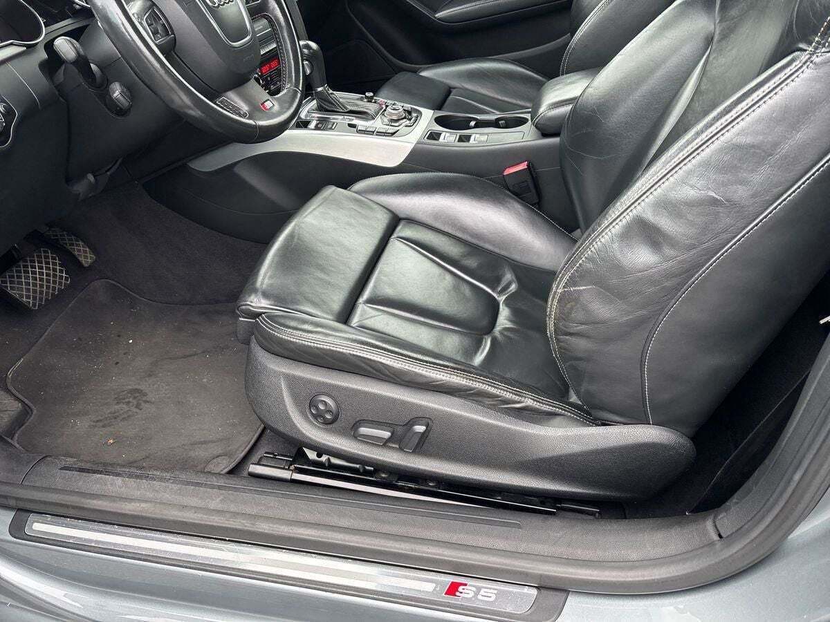 Grå Audi S5 fra 2010