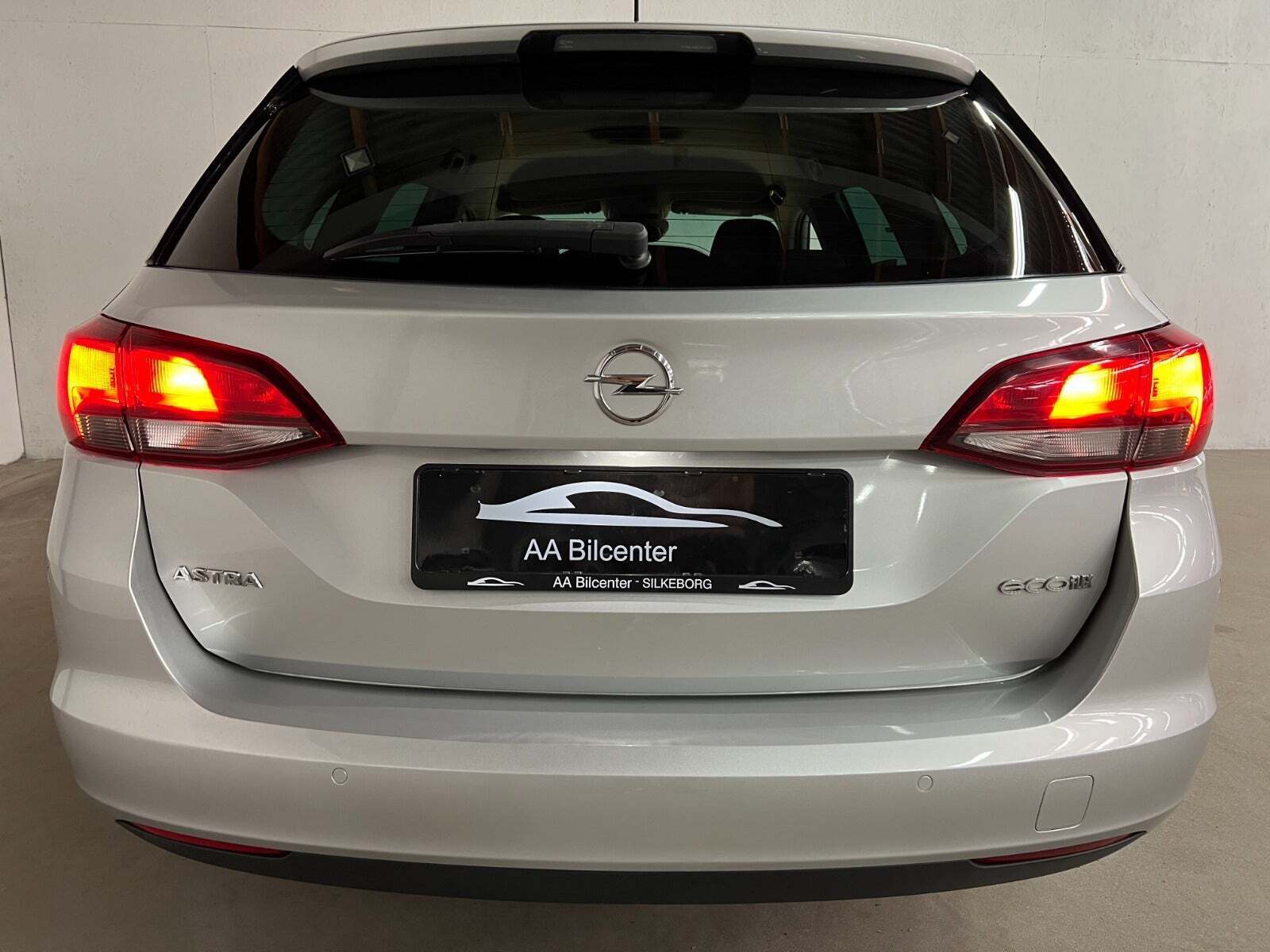 Grå Opel Astra fra 2016