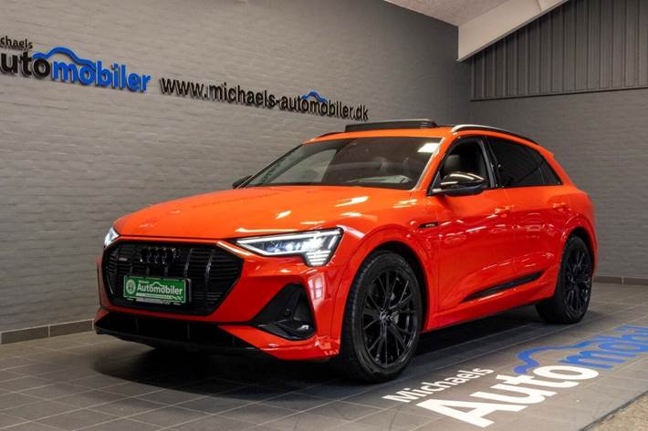 Rød Audi e-tron fra 2022 set udefra