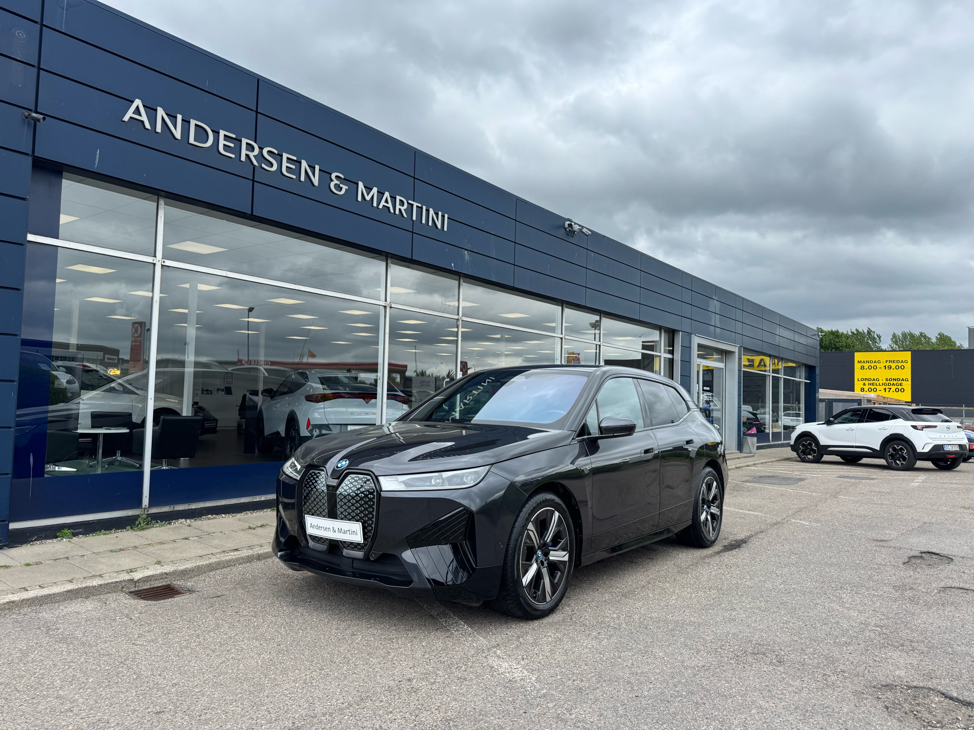 Grå BMW iX fra 2022 set udefra