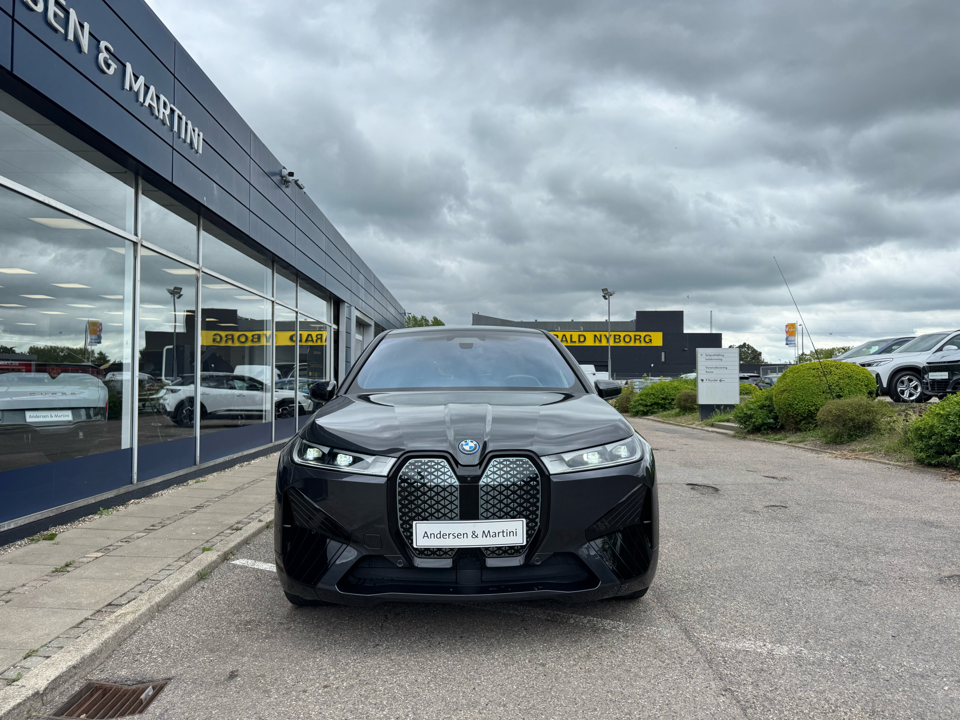 Grå BMW iX fra 2022