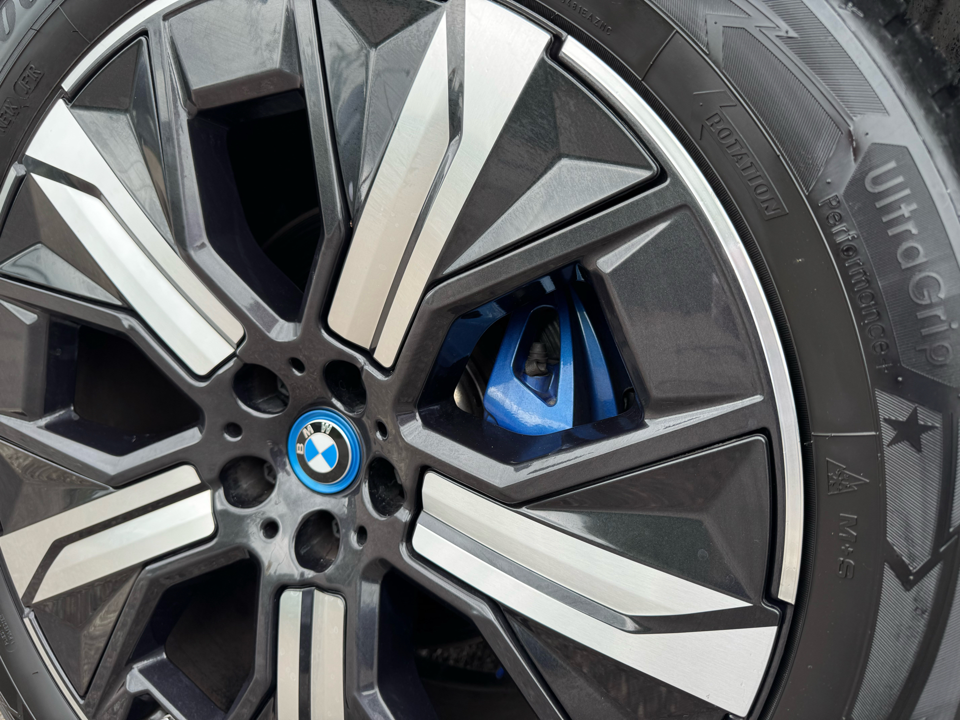 Grå BMW iX fra 2022