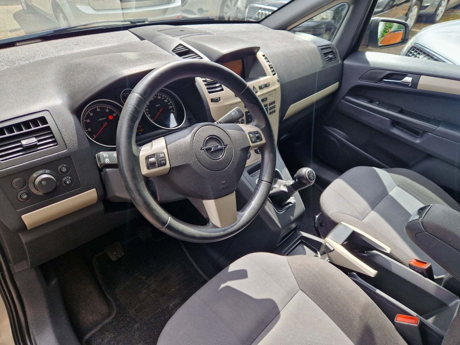 Beige Opel Zafira fra 2008 set indefra