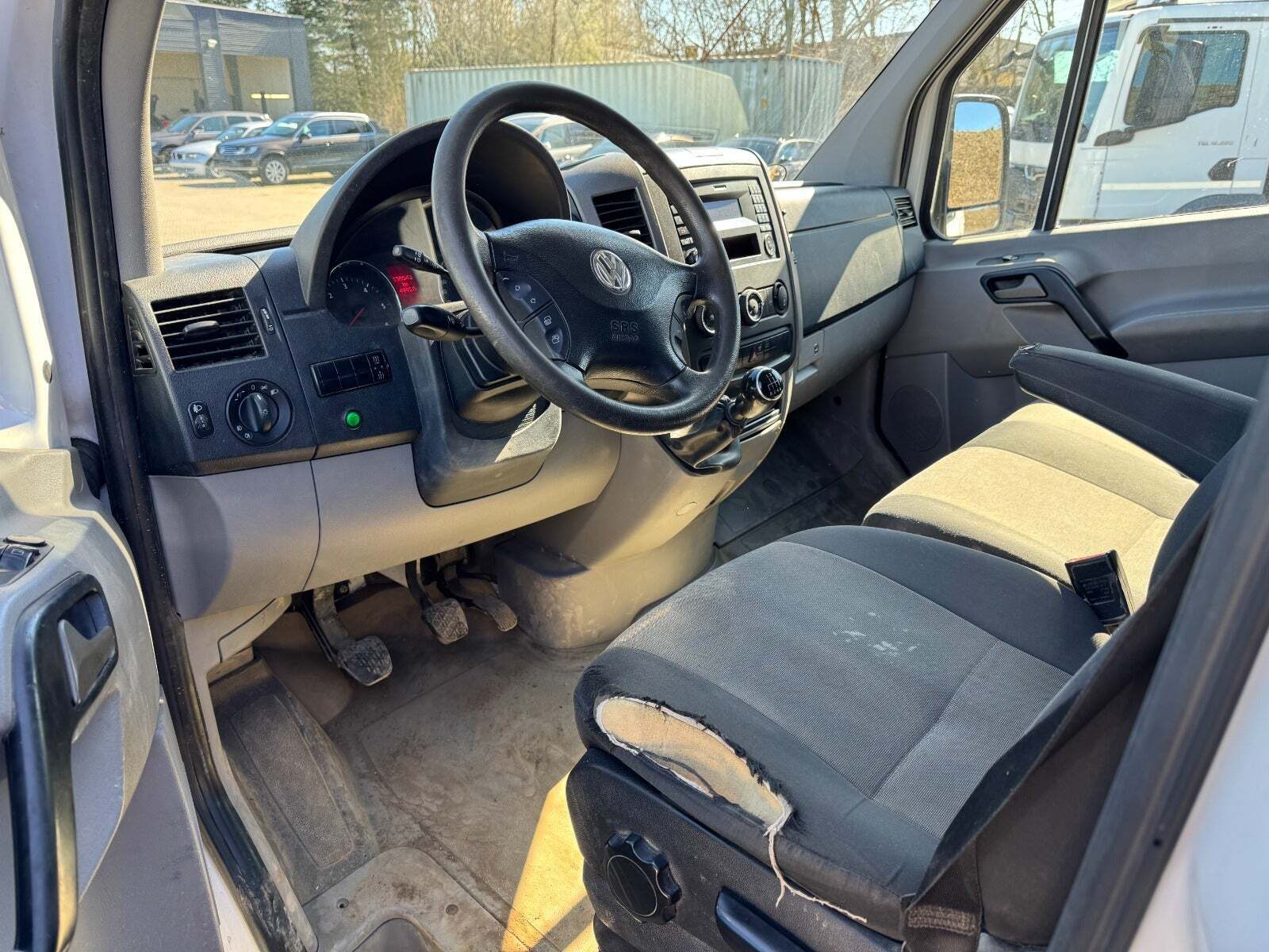 Hvid VW Crafter fra 2016 set indefra