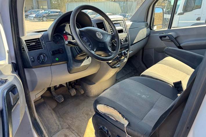 Hvid VW Crafter fra 2016 set indefra