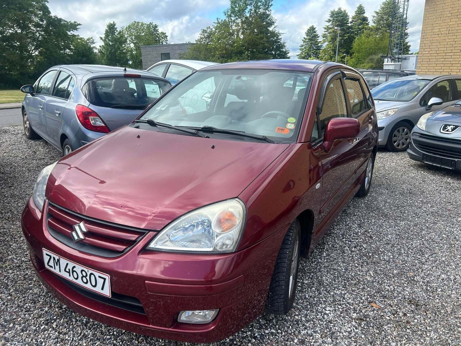 Grå Suzuki Liana fra 2004 set udefra