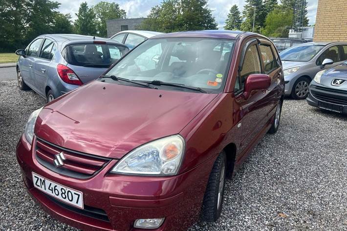 Grå Suzuki Liana fra 2004 set udefra
