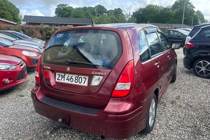 Grå Suzuki Liana fra 2004